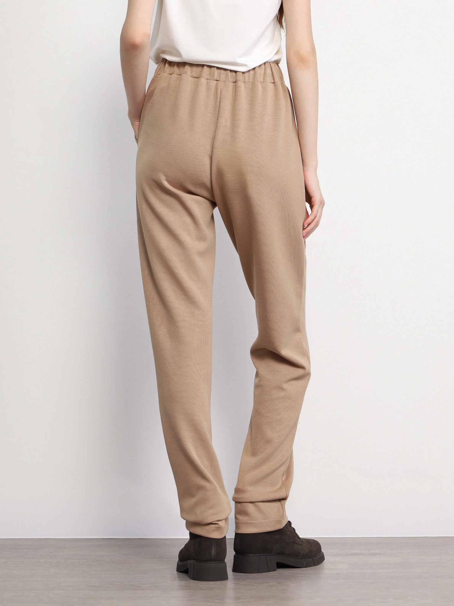 Брюки трикотажные бежевого цвета с эластичным поясом